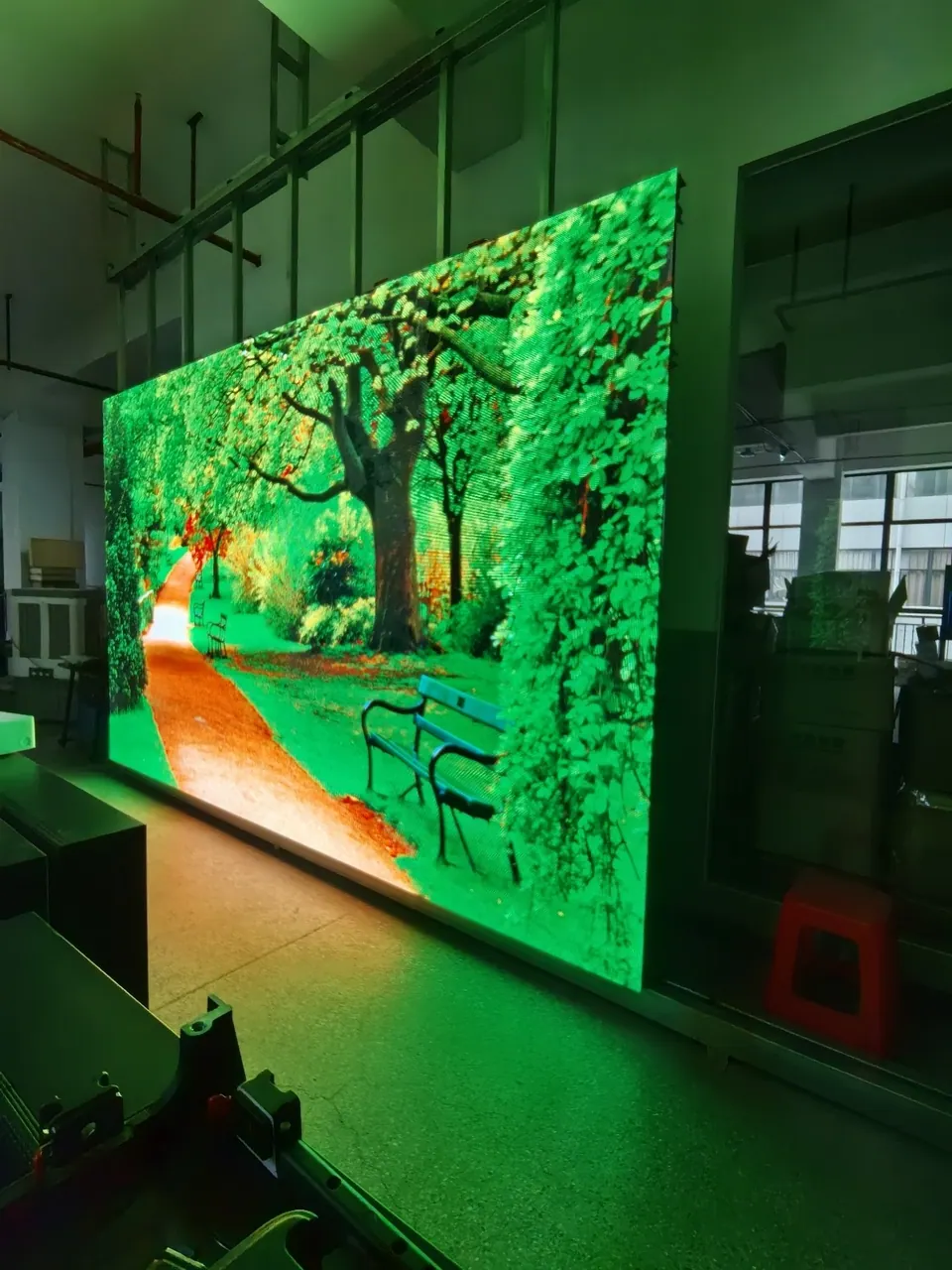 Photo réelle d’un mur LED à l’atelier, affichant une image de forêt en plein écran.